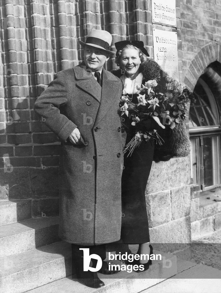 Liane Haid and her husband Hans Somborn in front of the civil registry office, 1936 (b/w photo)