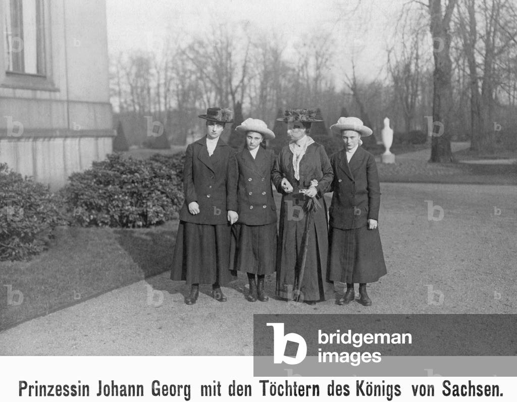 Princess Johann Georg with the daughters of the King of Saxony, 1916 (b/w photo)