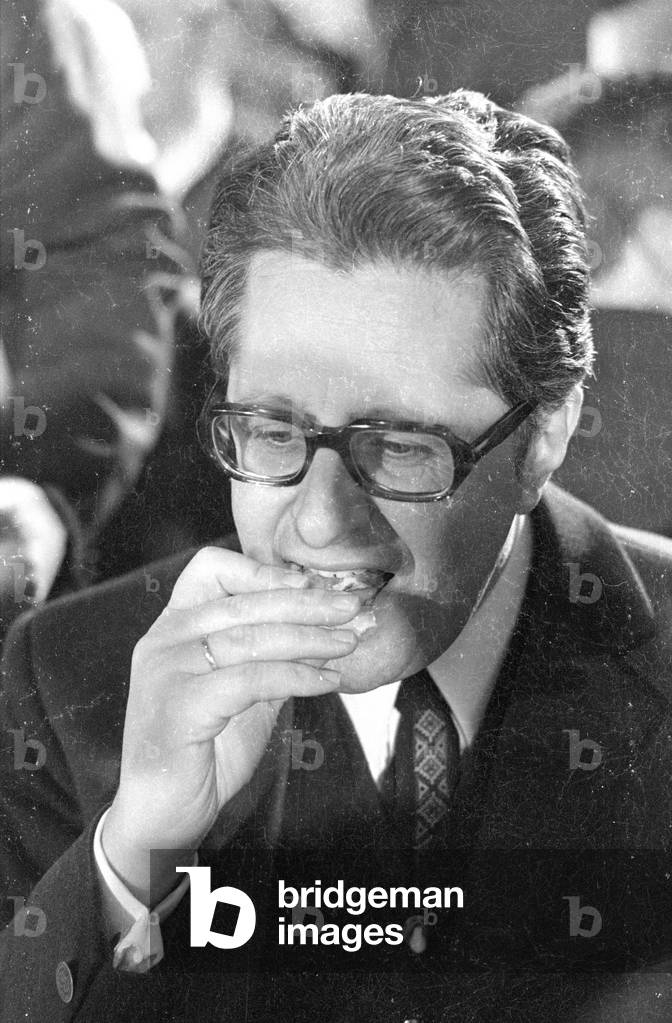 Hans-Jochen Vogel at the Starkbierfest (Strong Beer Festival) in Munich, 1971 (b/w photo)