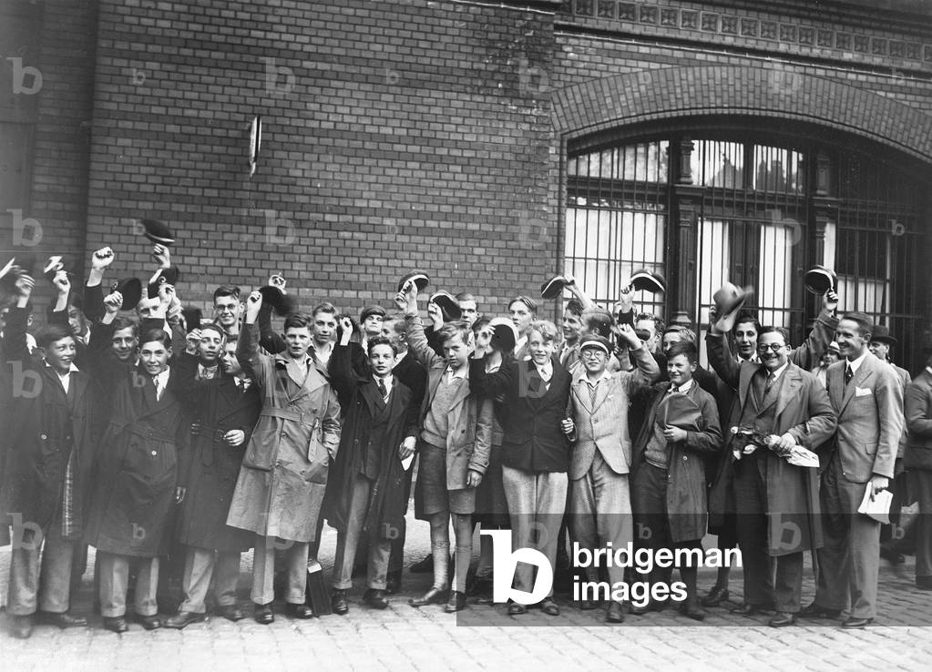 British exchange students at Zoo train station in Berlin, 1931 (b/w photo)