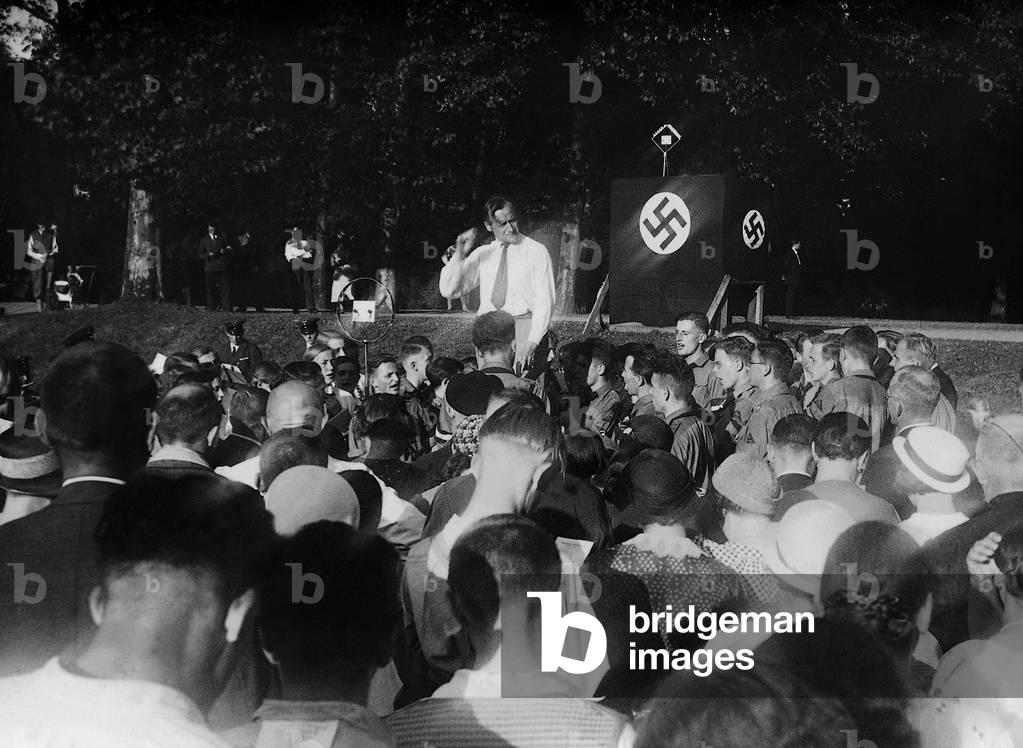 Singing folk songs on the playground Treptow, 1934 (b/w photo)