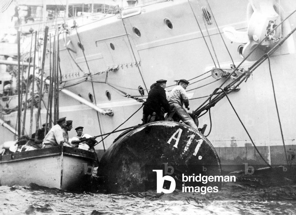 Mooring of a German warship in the port, 1916 (b/w photo)