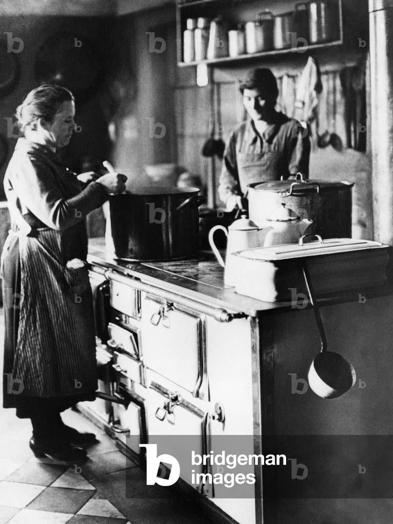 Service personnel in the kitchen of an upper middle-class household in Berlin, 1922 (b/w photo)