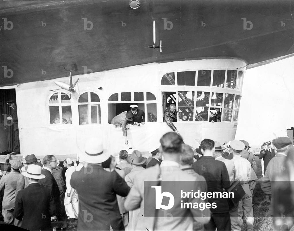 Arrival of the LZ 127 'Graf Zeppelin' in Lakehurst during the world trip, 1929 (b/w photo)