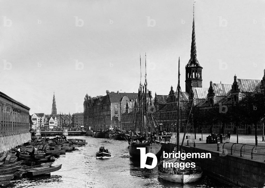 Copenhagen stock market, 1909 (b/w photo)
