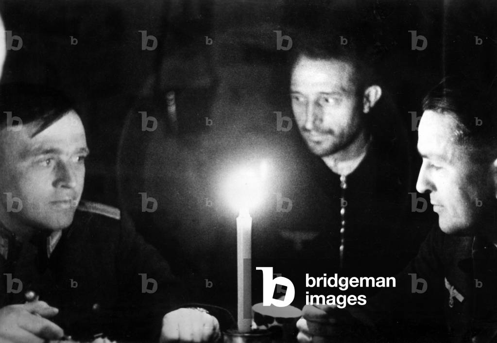 German soldiers having dinner in Kholm, 1942 (b/w photo)
