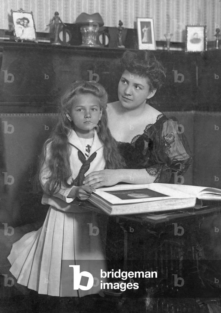 Hermine Bosetti with daughter, 1909 (b/w photo)