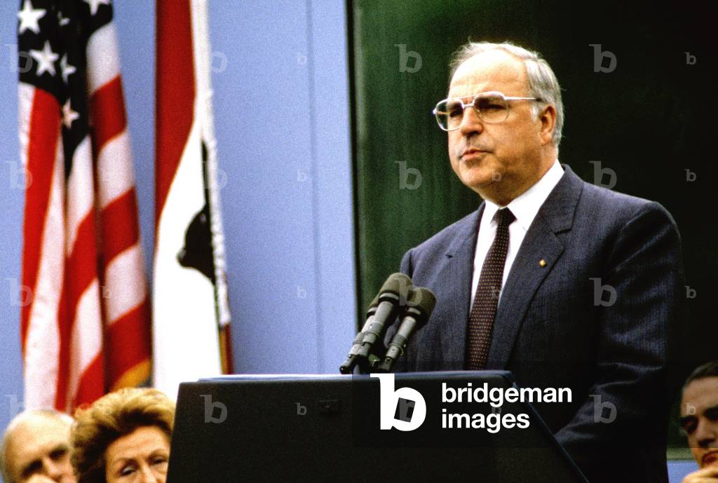 The visit of the American President Ronald Reagan in Berlin. Speech at the Brandenburg Gate on 12.06.1987. Dr. Helmut Kohl, Chancellor.  (photo)