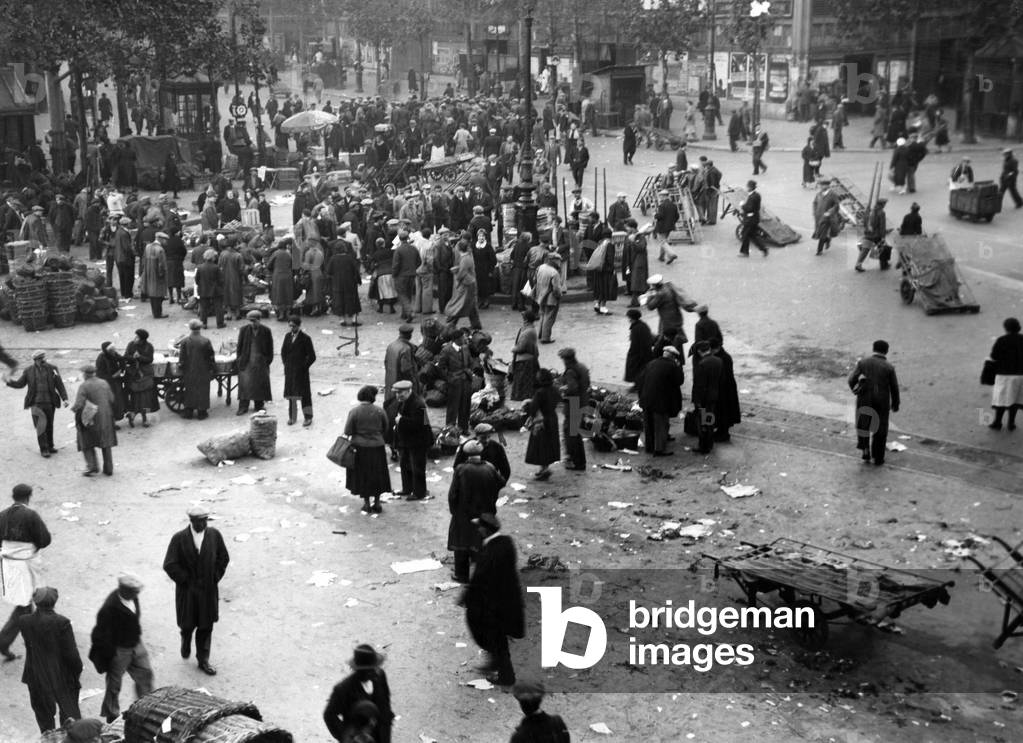 People on an empty market square in Paris, 1936
