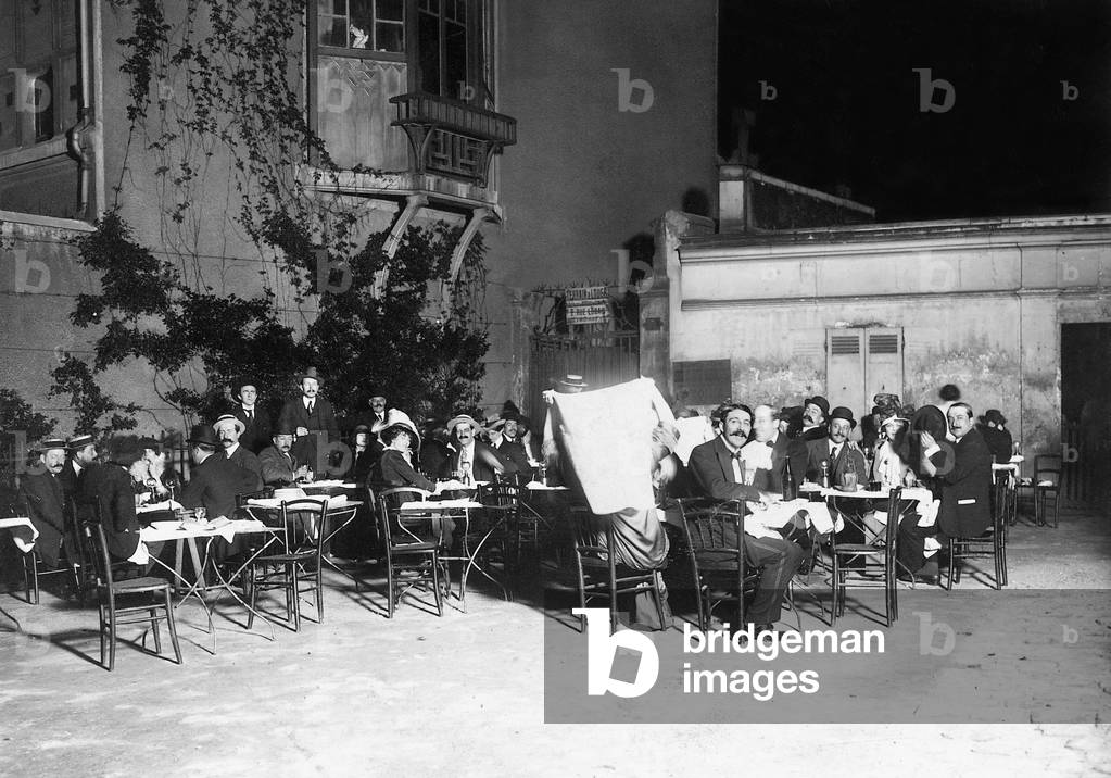 Guests at the restaurant 'Le coucouco' in the Montmarte district of Paris at night, 1913 (b/w photo)