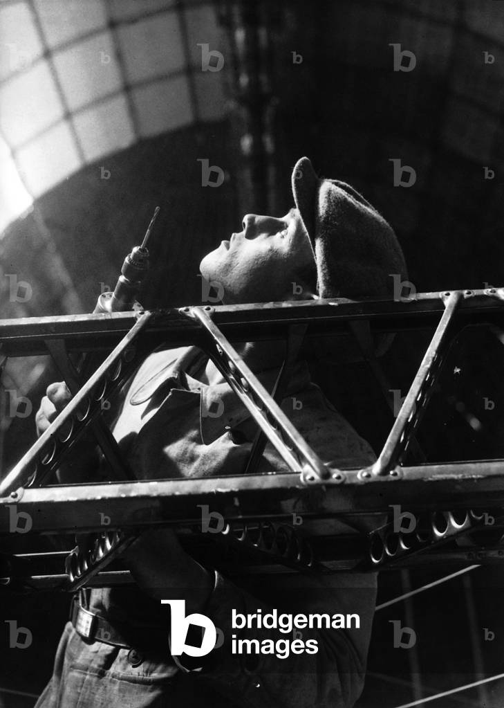 Construction of the Zeppelin 'LZ 130 ', 1937 (b/w photo)