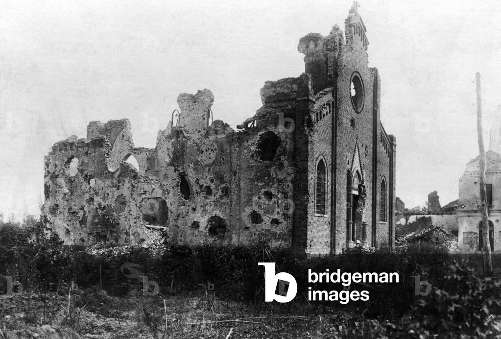 Destroyed church in Musile di Piave, 1918 (b/w photo)