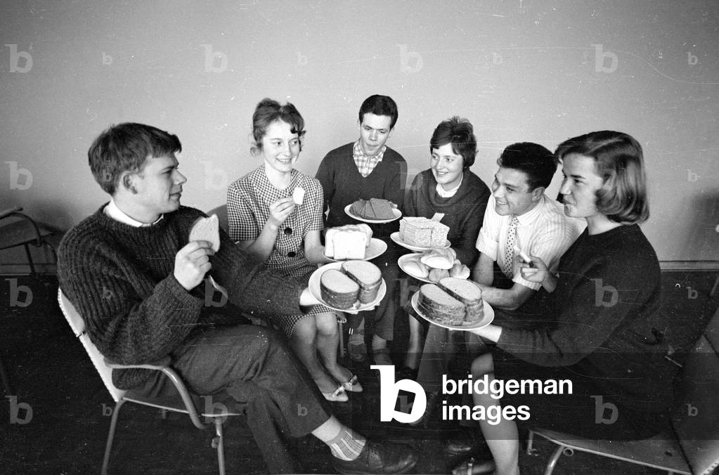 Breads compared in the physiology of nutrition at the Max Planck Institute in Dortmund, 1960 (b/w photo)