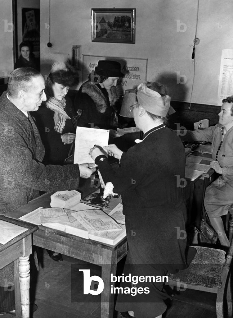 Women and men sign up for the Arbeitseinsatz (labour deployment), 1943