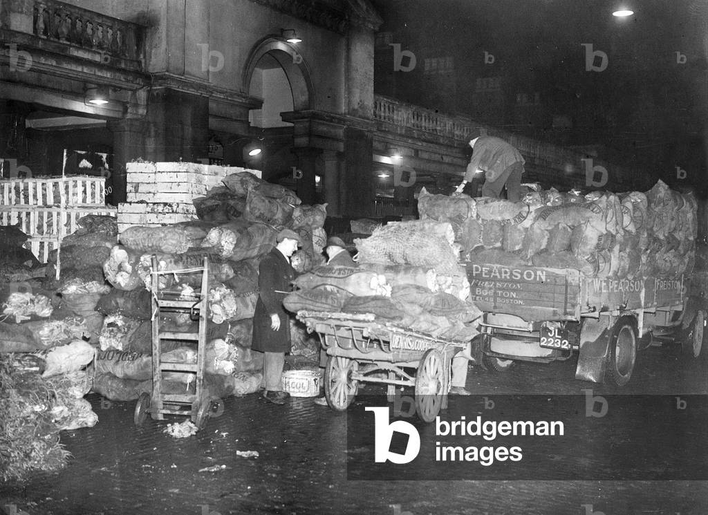 Goods delivery at Covent Garden Market in London, 1938 (b/w photo)