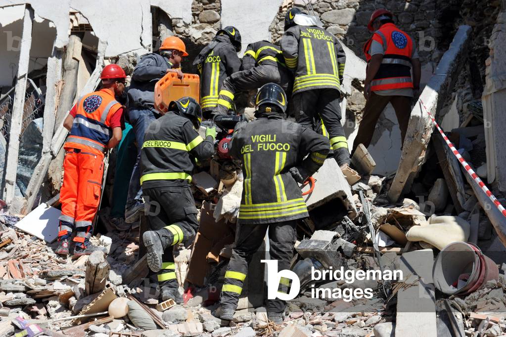 Rescuers searching for and recovering people who have been buried after an earthquake of magnitude 6 in the village of Accumoli, 2016 (photo)