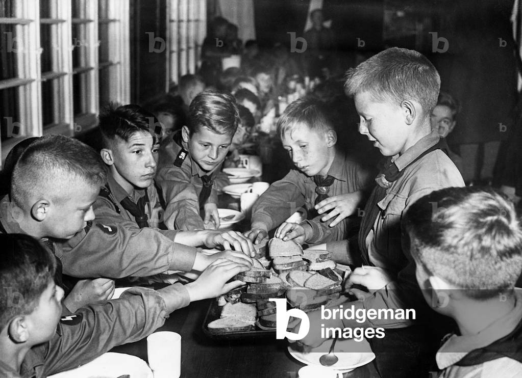 Pimpfe at the meal in a youth hostel, 1936 (b/w photo)