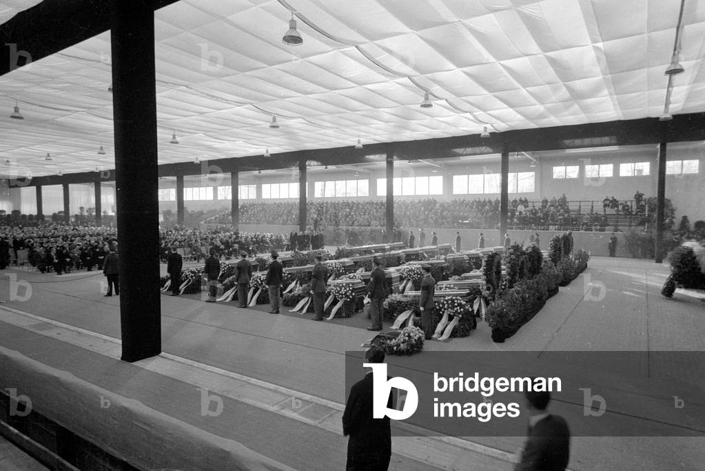Funeral service for the victims of the air disaster, 1960 (b/w photo)