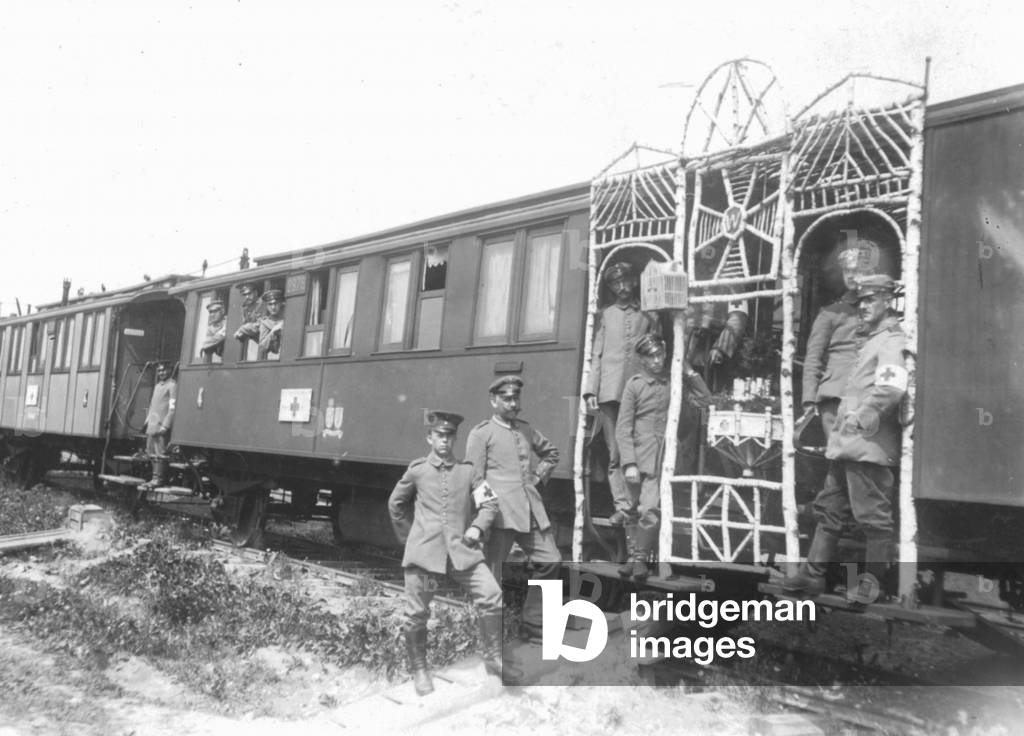 Germany military hospital train at the eastern front, 1916 (b/w photo)