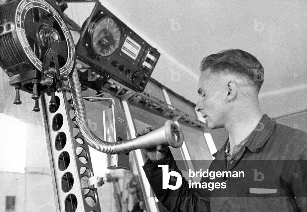 The bridge of the 'Graf Zeppelin II' (b/w photo)