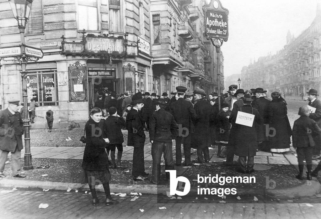 People standing in line in front of a polling station on the occasion of the election of the Nationalversammlung, 1919