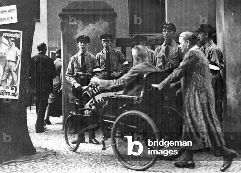 Voter on his way to the polling station on the occasion of the Reichstag elections in Potsdam, 1932