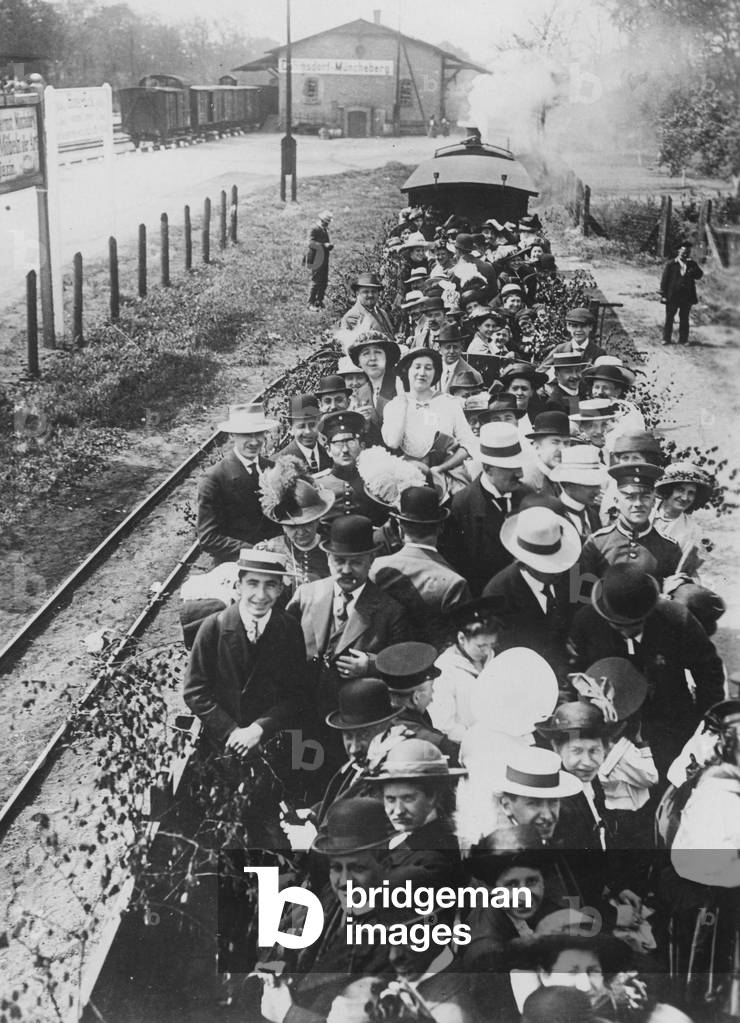 May Day trippers, 1913 (b/w photo)