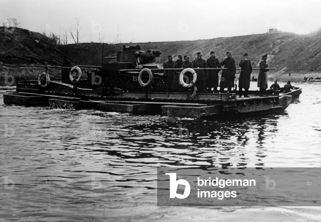 Crossing the river Lovat, 1942 (b/w photo)