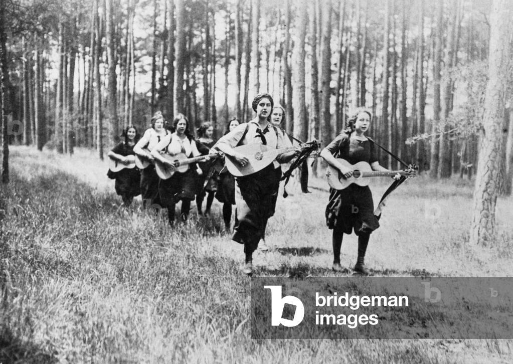 Girl Scouts, historical (b/w photo)