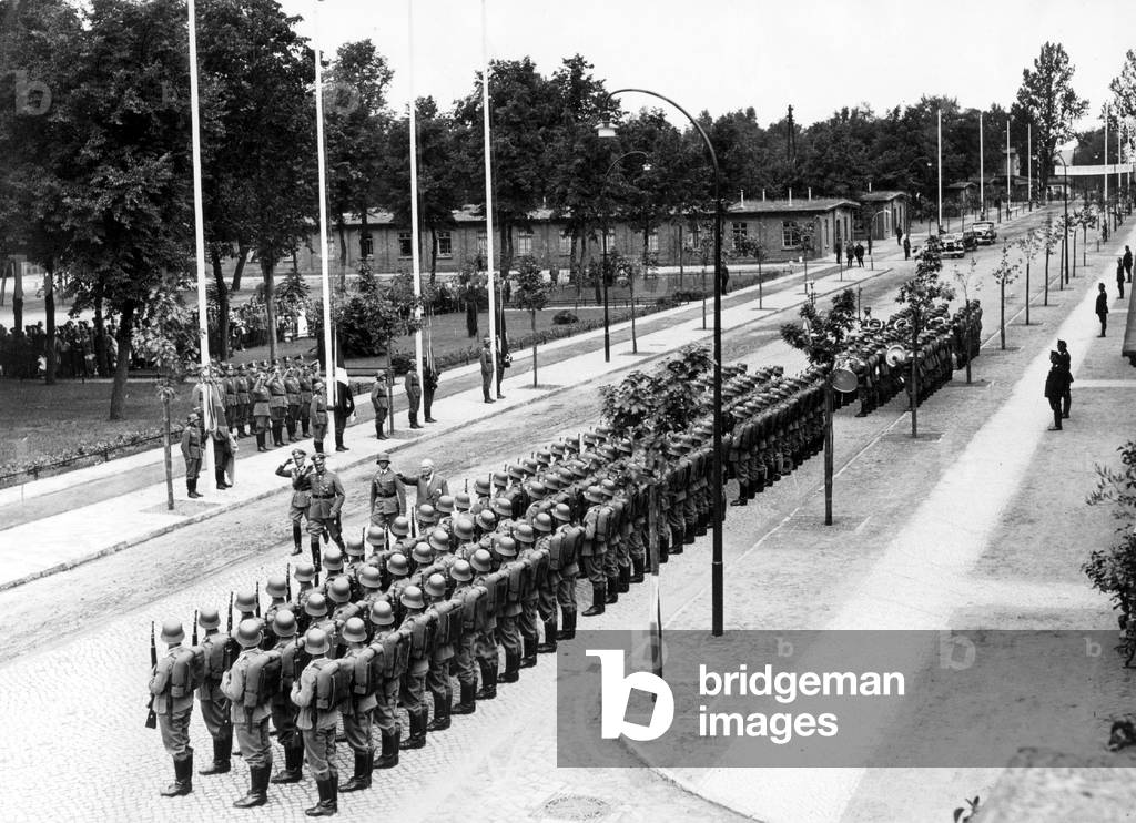Transfer of the Infantry School Doeberitz as Gymnast's Olympic camp, 1936 (b/w photo)