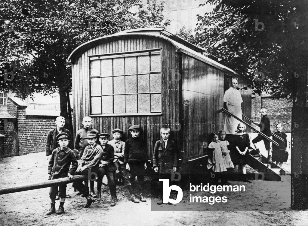 A mobile dental clinic in Dortmund, 1914 (b/w photo)