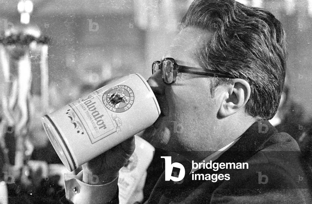 Hans-Jochen Vogel at the Starkbierfest (Strong Beer Festival) in Munich, 1971 (b/w photo)