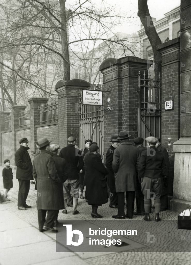 Relatives of condemned Fememoerders (political murderer) are waiting for their release in Moabit, 1932