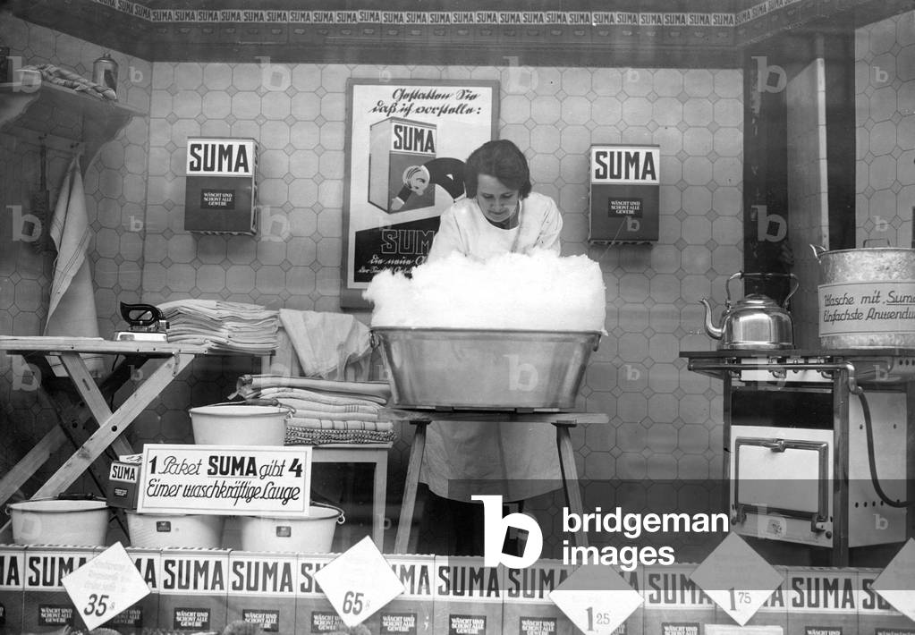Presentation of detergents, 1932 (b/w photo)