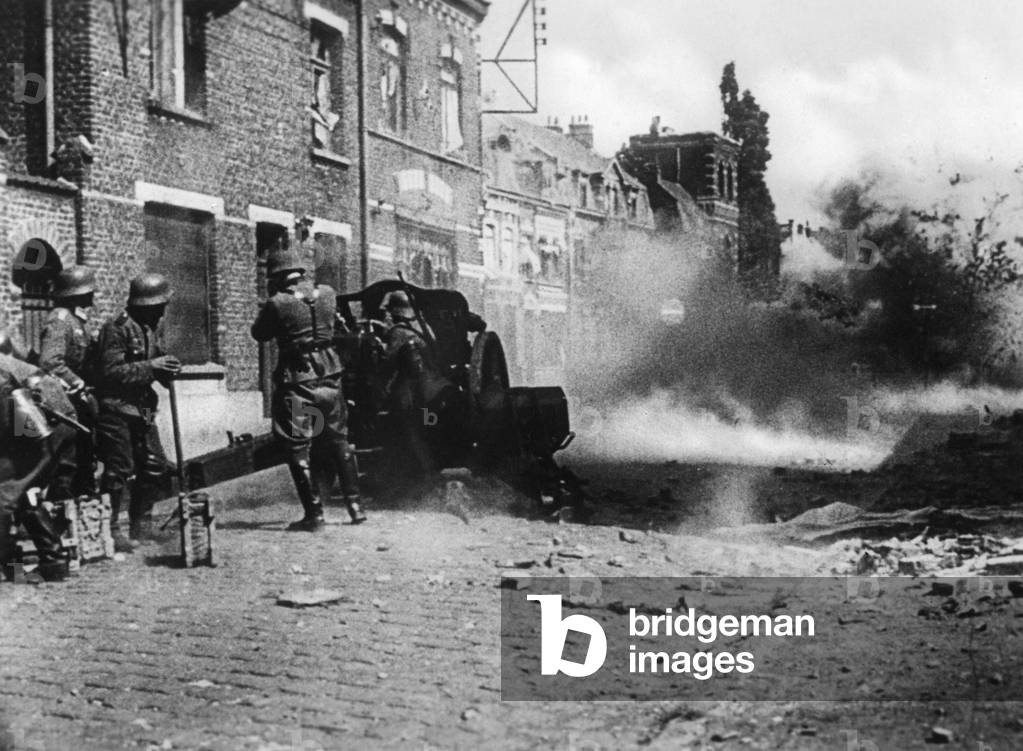 German artillery in combat in France, 1940