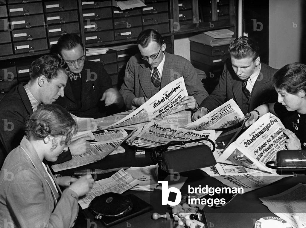 Students of the Institute of Journalism revise (b/w photo)