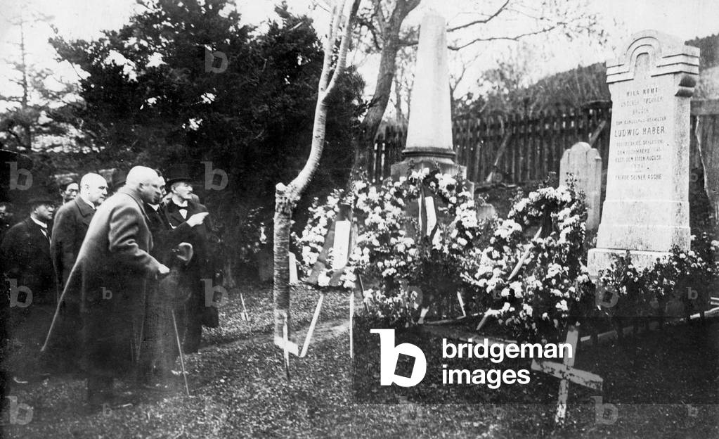 Fritz Haber during the unveiling of a memorial to his uncle Ludwig Haber, 1925 (b/w photo)