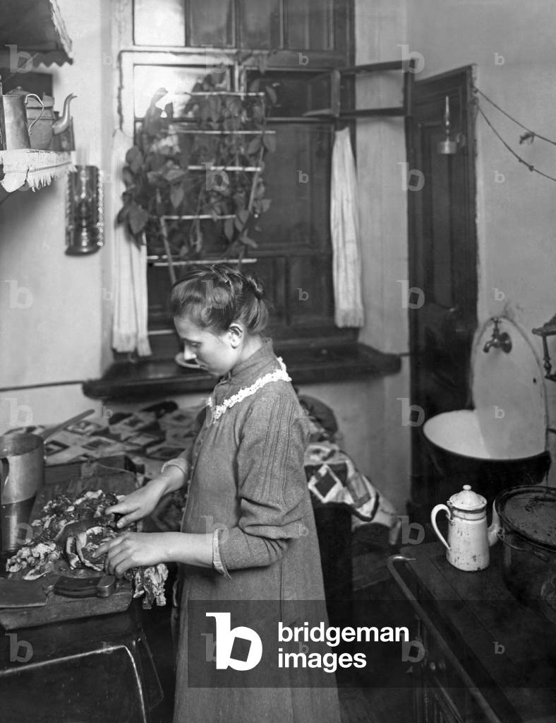 Woman from a working class family, 1906 (b/w photo)