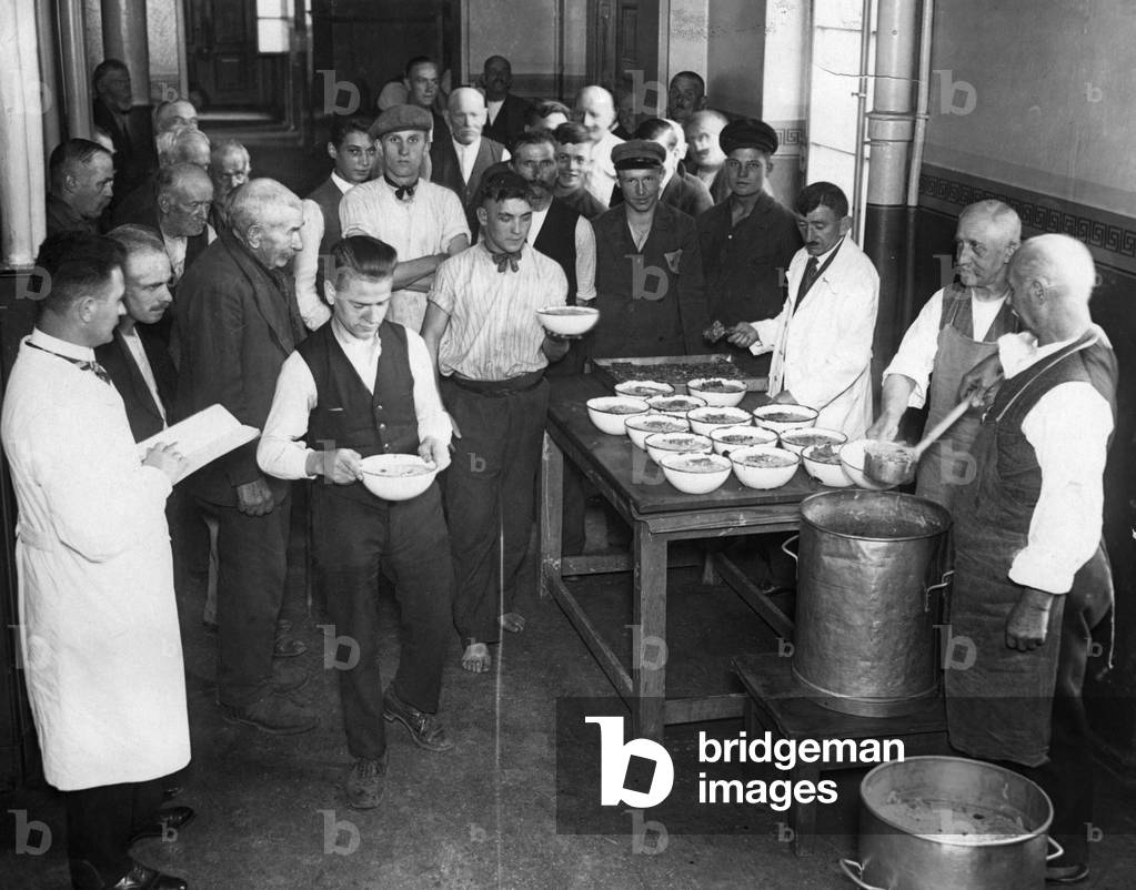 Unemployed homeless at the distribution of food, 1931