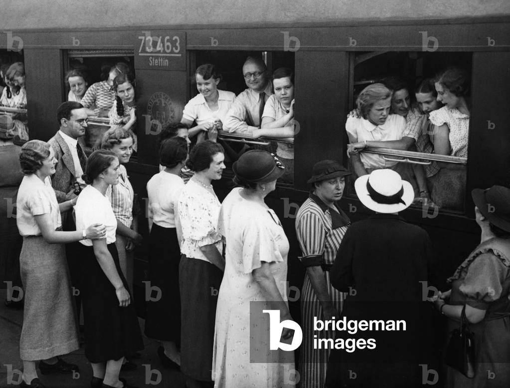 Farewell scene at the Stettin station in Berlin, 1938 (b/w photo)