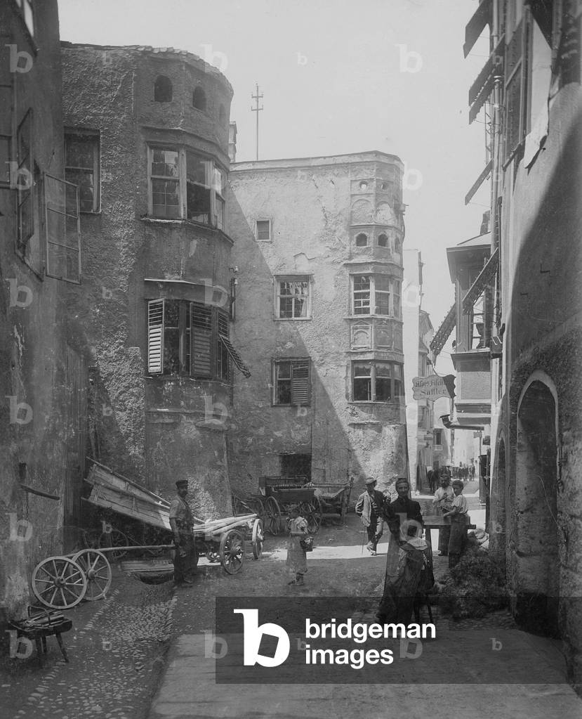 Street in Hall in Tirol, 1910 (b/w photo)