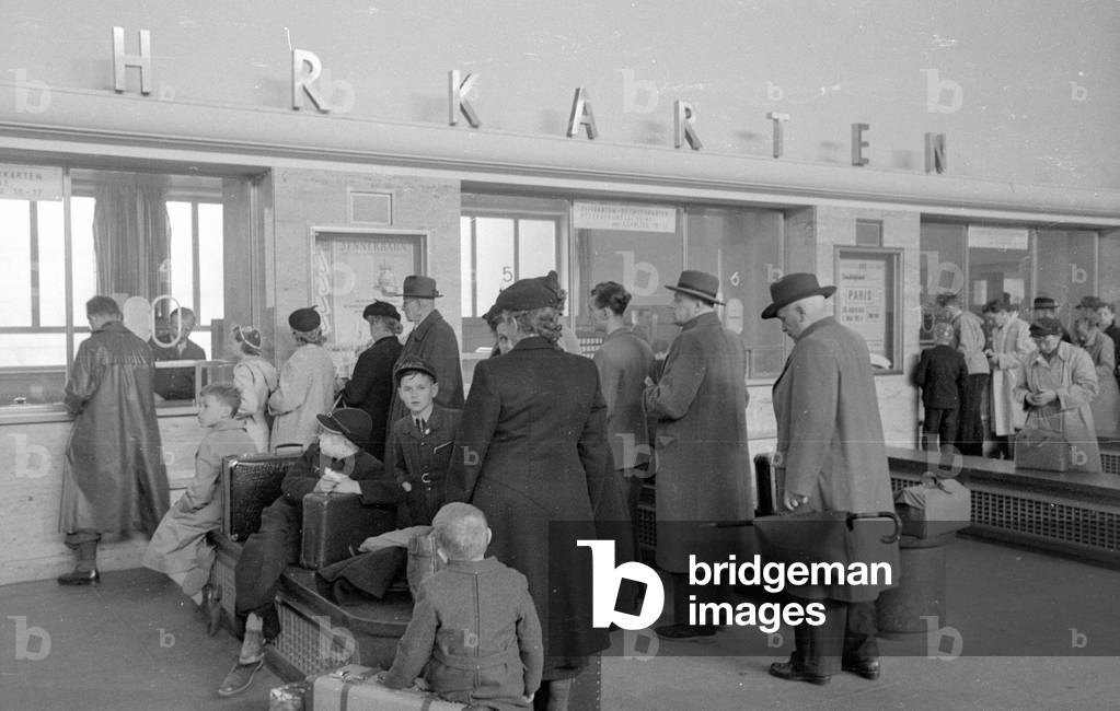 Ticket counter at Muenchen Hauptbahnhof (Munich main railway station), 1954 (b/w photo)