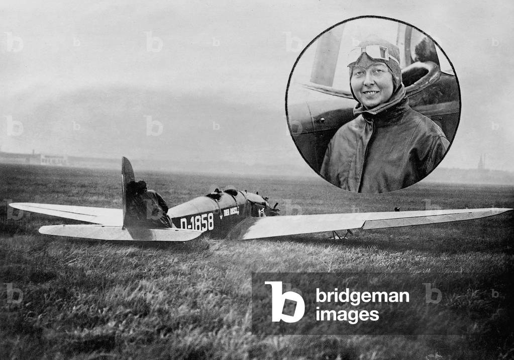 Thea Rasche and her airplane after a crash (b/w photo)