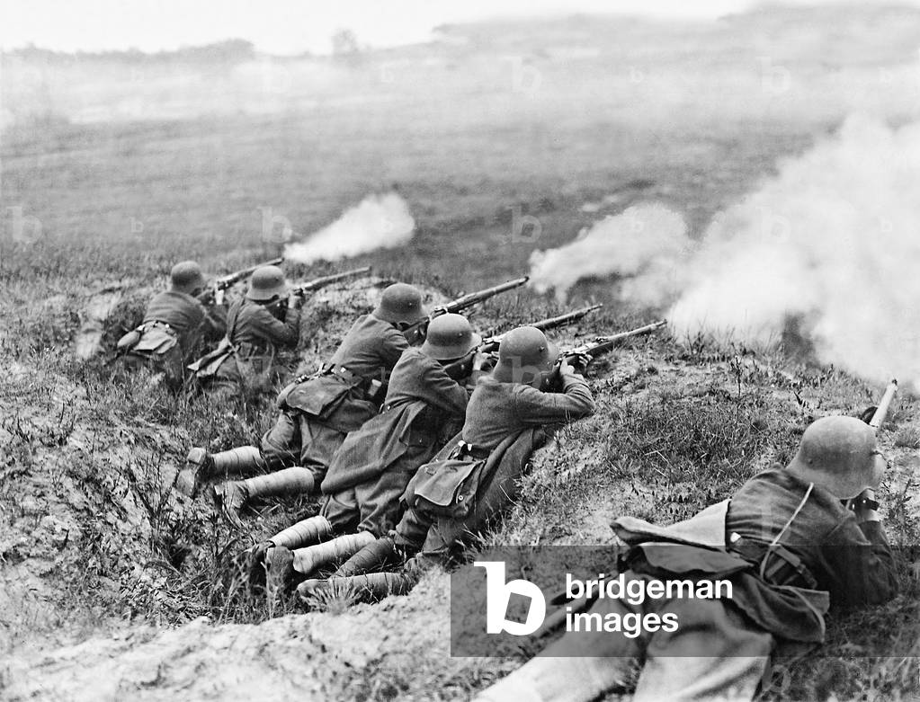 Reichswehr soldiers during an exercise, 1919 (b/w photo)