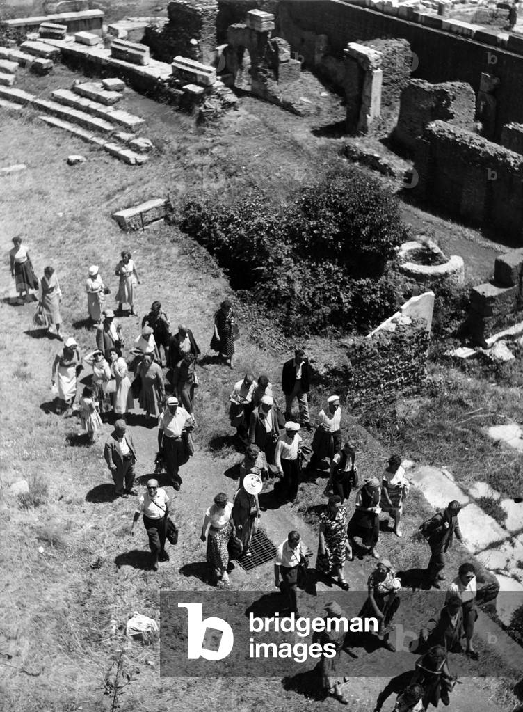 Tour through the Roman Forum in Rome (b/w photo)