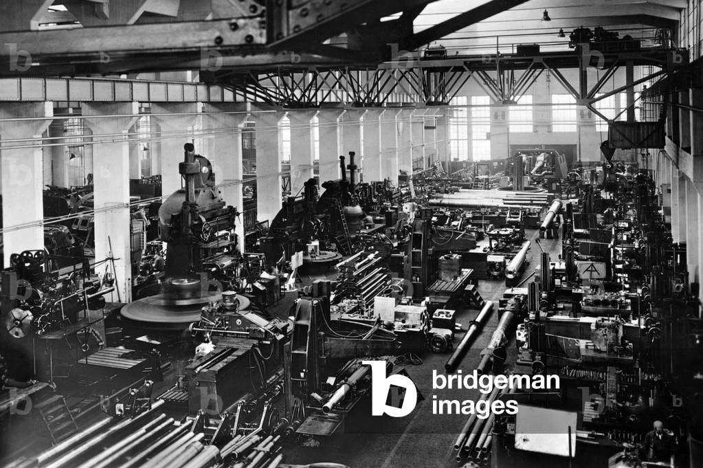 A production hall of Rheinmetall Borsig A.G., 1939 (b/w photo)
