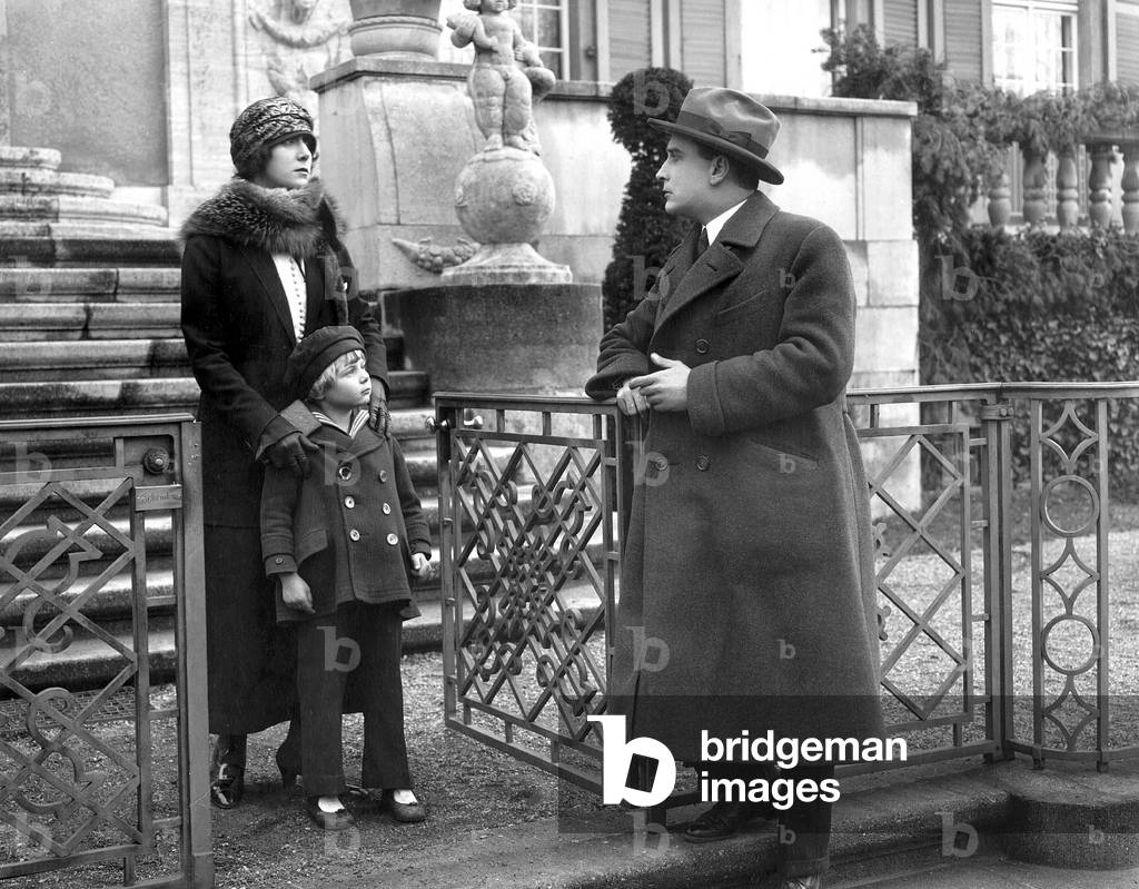 Fashion from 1923 (b/w photo)