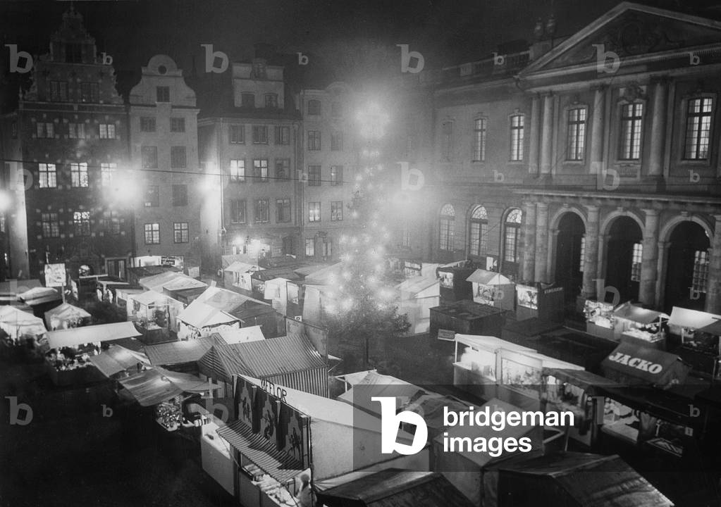 Christmas market in Stockholm, 1937 (b/w photo)