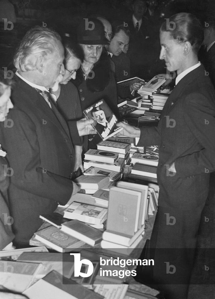 Distribution of book donations, 1936 (b/w photo)