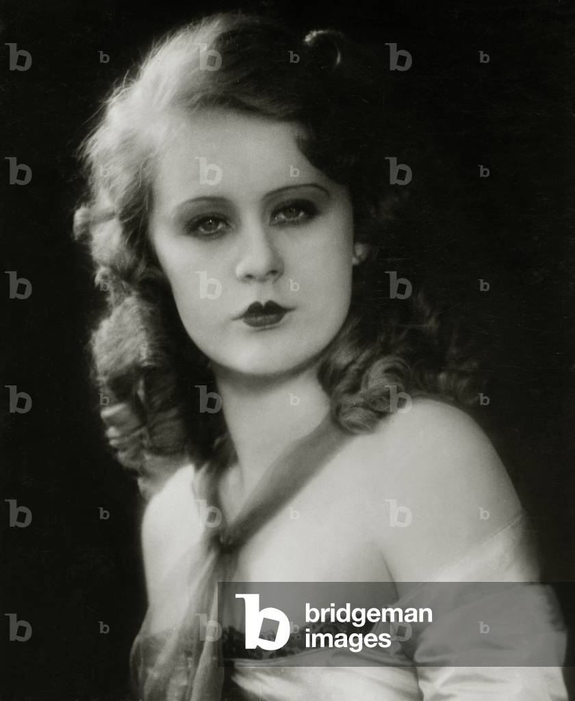 Portrait of woman in the 20s (b/w photo)